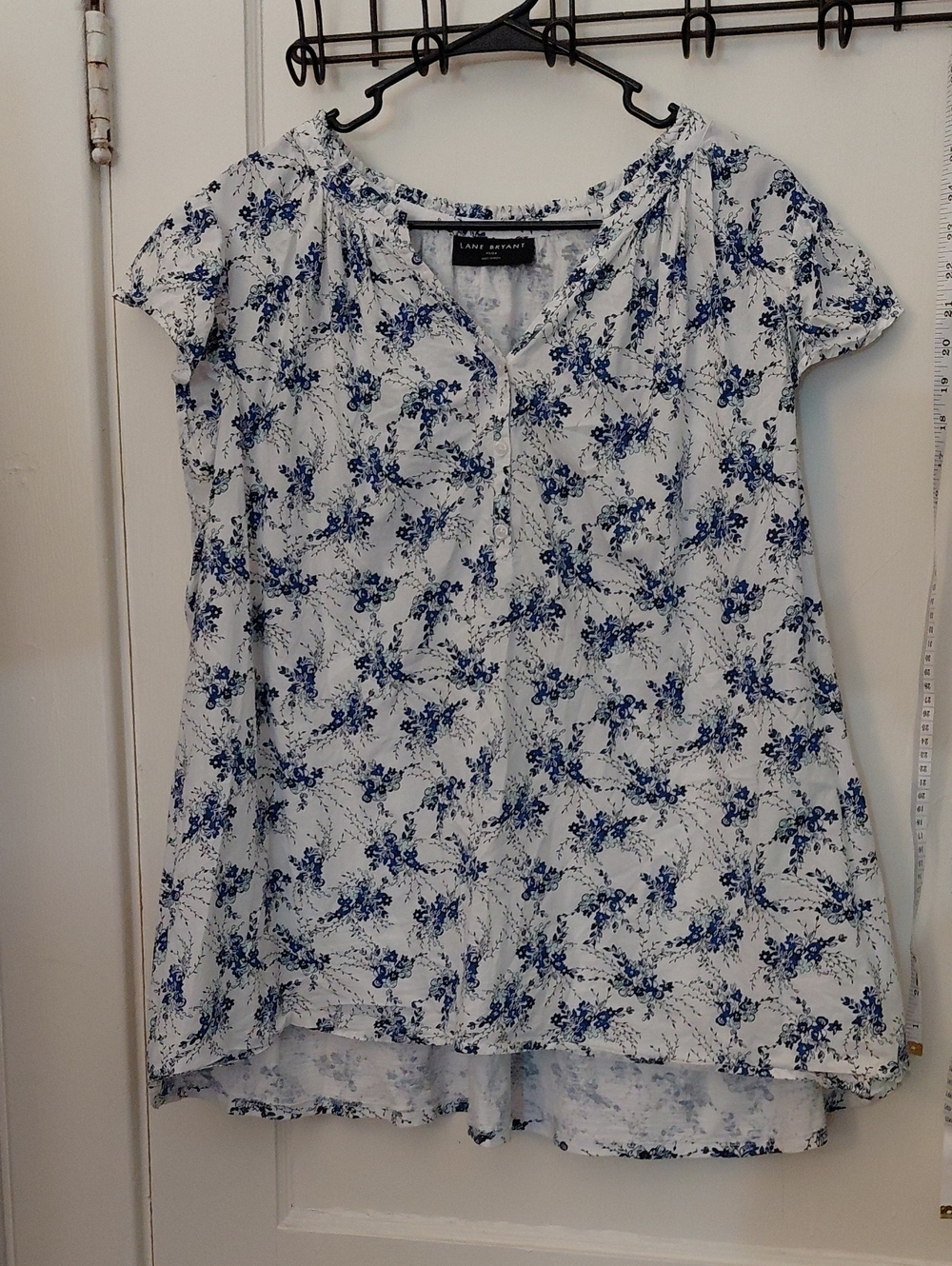Lane Bryant White Floral Short-Sleeve Tunic with Blue Print